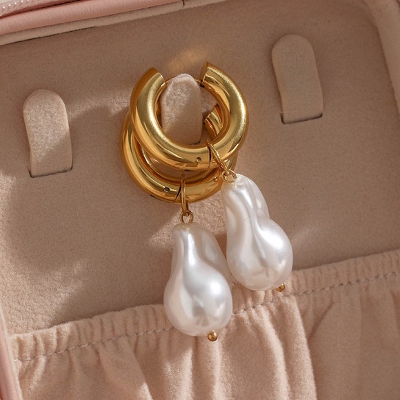 New: Bold Glass Pearl Statement Earrings - Picture 6 of 7